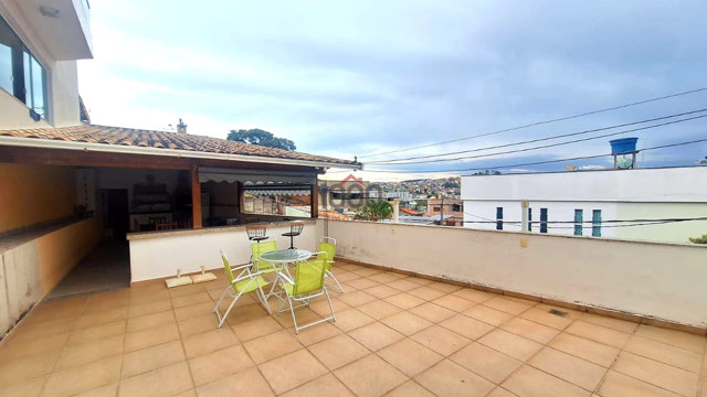 Casa com 5 quartos para venda no bairro Costa Carvalho em Juiz de Fora, MG