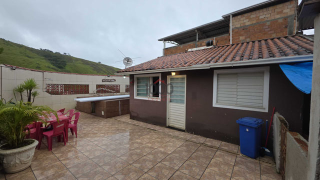 Casa com 4 quartos para venda no bairro Monte Castelo em Juiz de Fora, MG