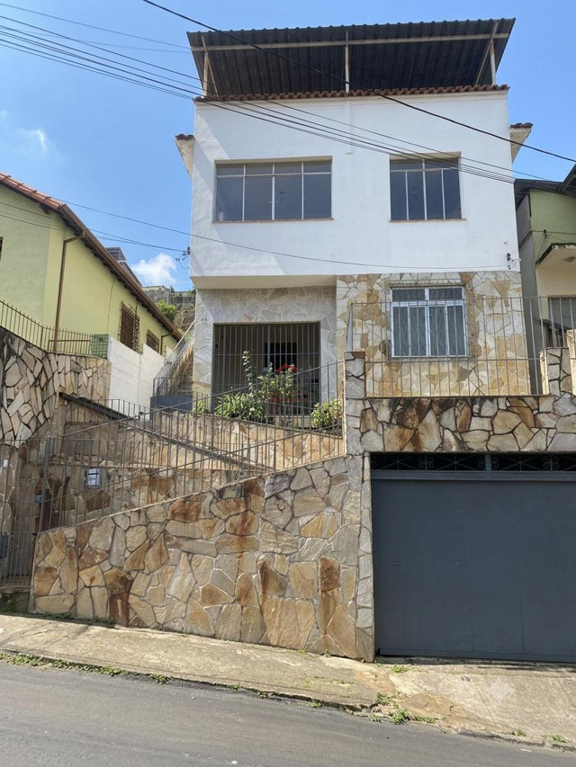 Casa com 3 quartos para venda no bairro Grajaú em Juiz de Fora, MG