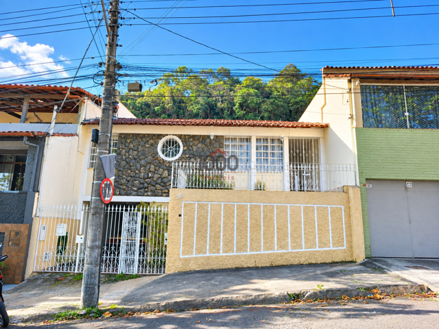 Casa com 3 quartos para venda no bairro Bosque dos Pinheiros em Juiz de Fora, MG