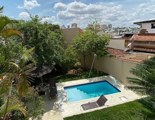 Casa a venda, de 3 quartos, com piscina e quintal amplo no Jardim Laranjeiras!