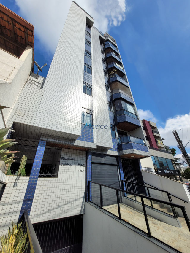Cobertura duplex à venda com 02 quartos, elevador e 02 vagas de garagem na Avenida Barão do Rio Branco.