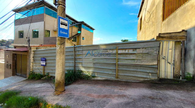 Terreno ou lote à venda com pequeno declive, medindo 304,25 m² no Santa Isabel- Nova Era