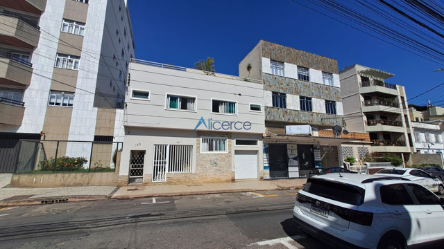 Casa triplex com 5 quartos, 2 suítes, área gourmet e quintal. Em local plano e na melhor localização do Alto dos Passos com tudo próximo!