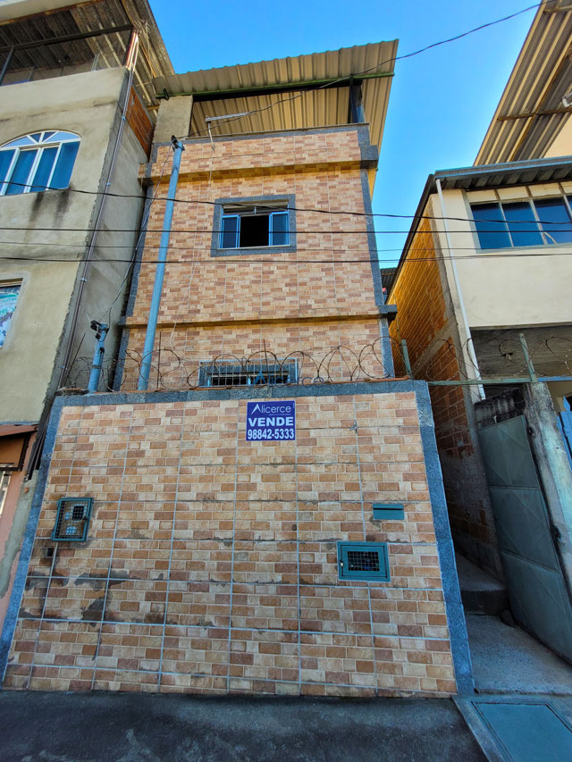Casa duplex à venda com 02 quartos no Bairro de Lourdes.