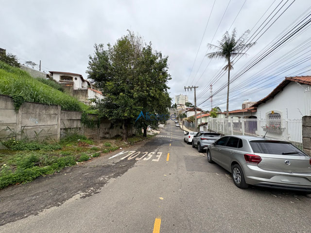 Frente para a rua Luís Antônio Tomás
