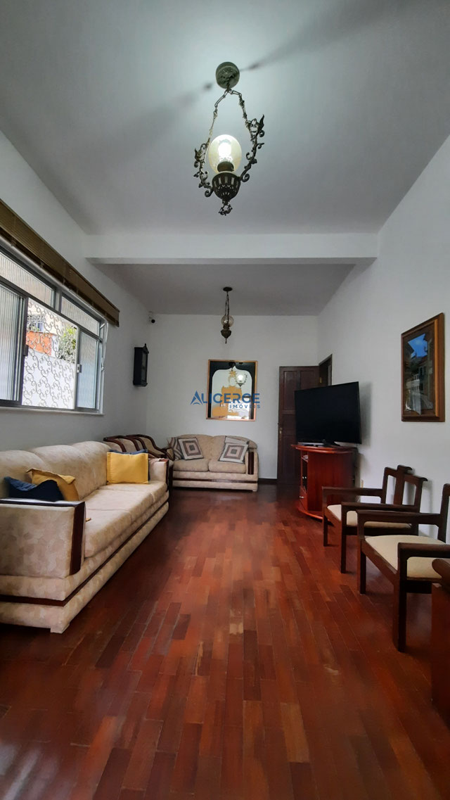 Casa a venda, ampla de 3 quartos, 3 vagas de garagem e quintal no Paineiras!
