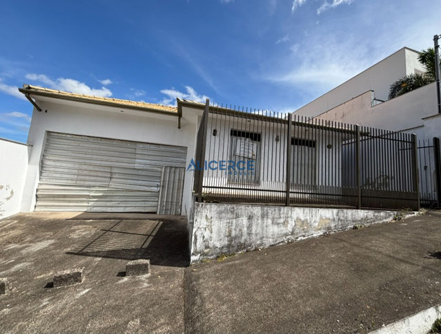 Casa à venda de 4 quartos, linear, no Quintas da Avenida!