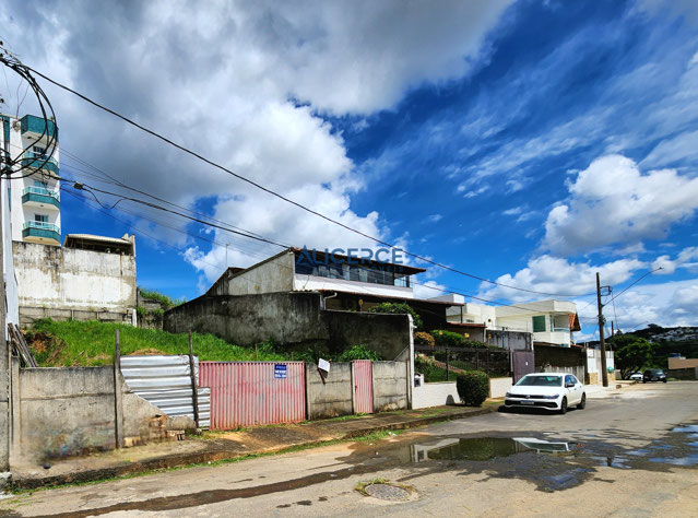 Frente do terreno e rua