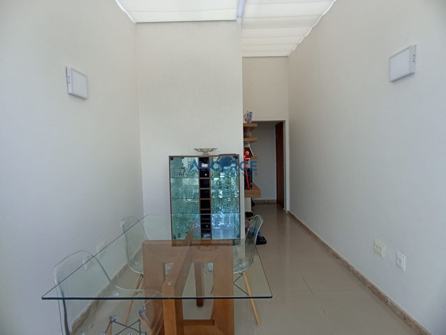 Sala com telhado retrátil