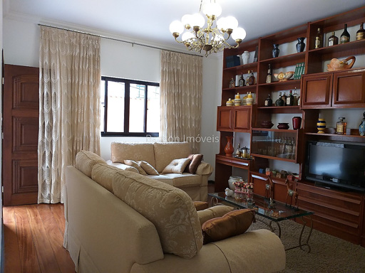 Casa Linear com 4 quartos sendo 1 suíte, área externa, mais Edícula completa a venda no Bairro Jardim Laranjeiras em Juiz de Fora MG.