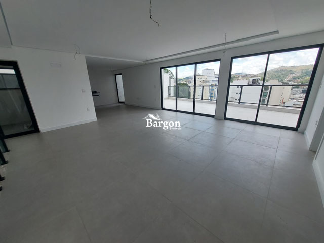 Cobertura Duplex com 4 quartos sendo 2 suítes à venda no bairro Santa Helena região Central de Juiz de Fora