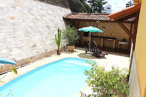 Casa com 3 quartos sendo 1 suite e área de lazer com espaço gourmet e piscina no Bairro São Mateus em Juiz de Fora