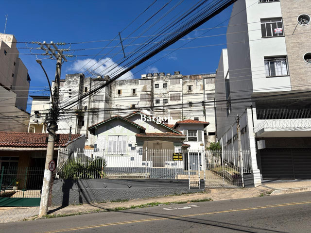 Casa com 4 quartos para fins residenciais ou comercial com 383m² a venda no bairro Jardim Glória em Juiz de Fora