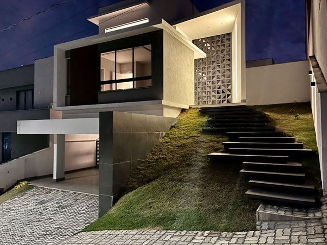 FACHADA DA CASA (À NOITE)