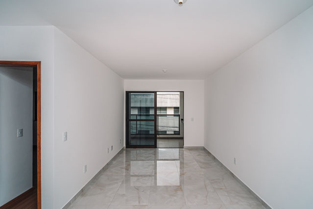 Apartamento novo, com área externa, suíte e 02 vagas no Santa Catarina.