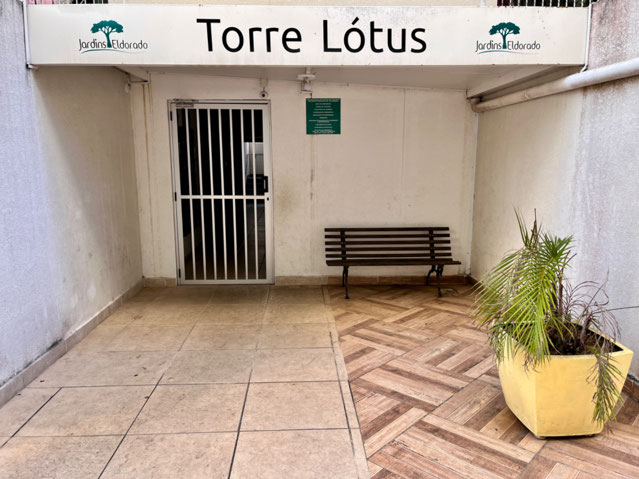 Entrada da Torre Lotus