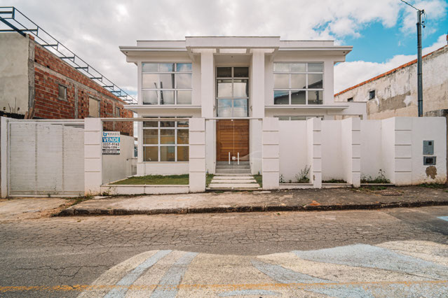 Casa com 04 quartos e linda vista no Bom Clima
