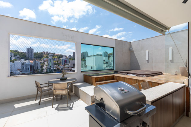 ÁREA GOURMET COM CHURRASQUEIRA E JACUZZI