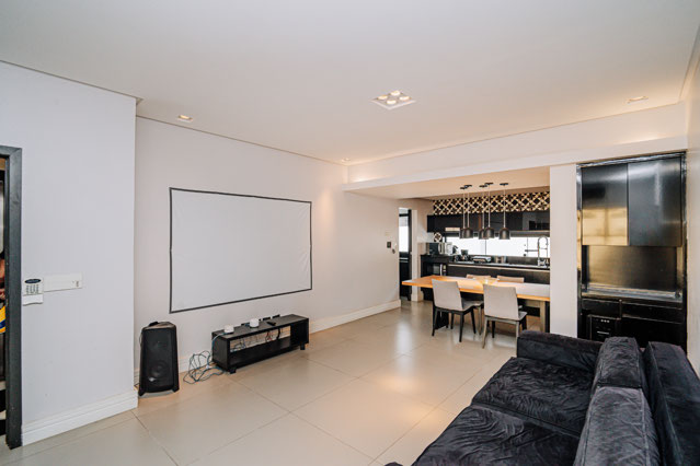 Outro ângulo da sala integrada com a cozinha