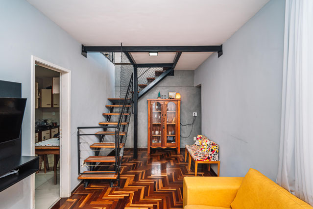 Sala outro ângulo, escada metalon e madeira
