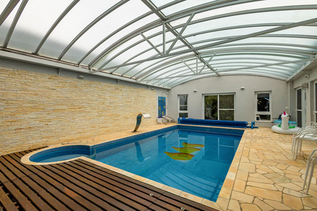 Piscina com Jacuzzi coberta