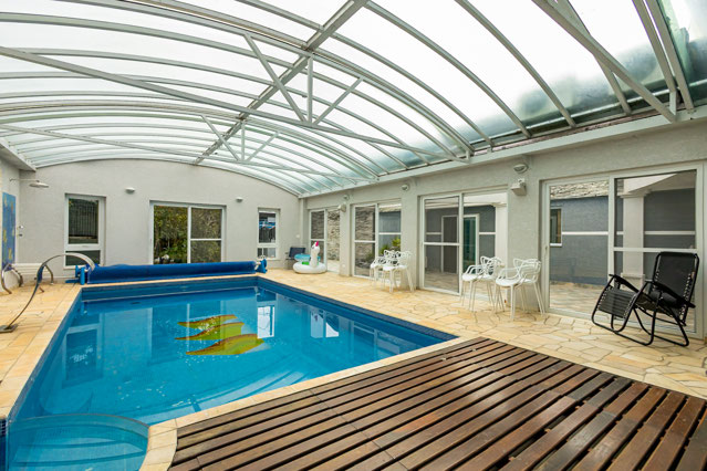 Piscina com Jacuzzi coberta