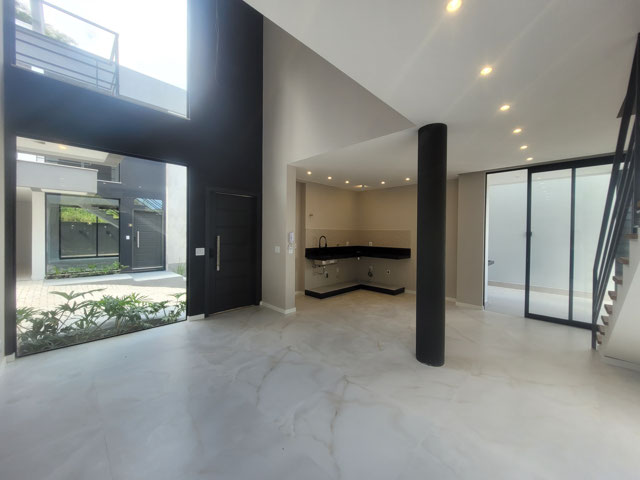 CASA EM CONDOMÍNIO EXCLUSIVO