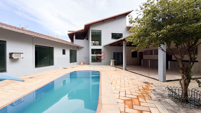 Casa com 6/4, sendo 01 suíte com piscina