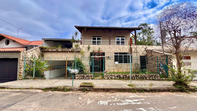 Casa com 4 quartos para venda no bairro Vale do Ipê em Juiz de Fora, MG