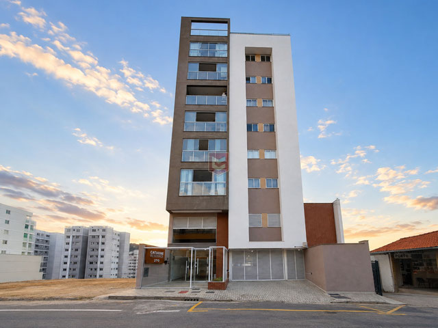 Cobertura sofisticada com jacuzzi, área gourmet e 6 vagas no Santa Catarina