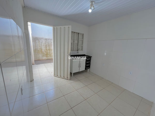 A parede do quintal será pintada antes da entrada do novo inquilino no imóvel.