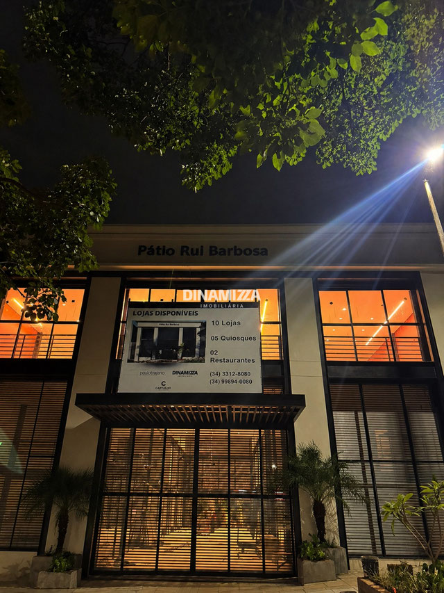 Fachado com visão noturna