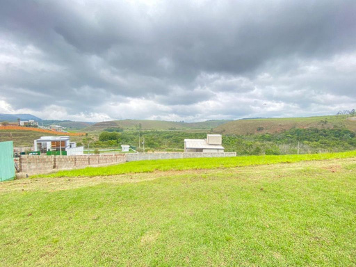 562m²