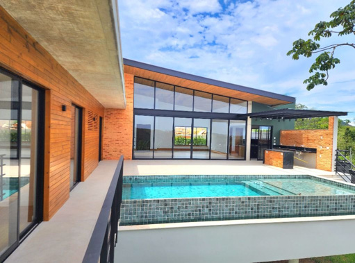 Visão peloa fundos da piscina