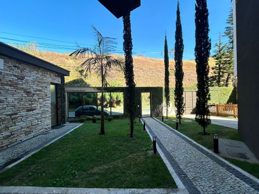 Jardim interno de acesso ao prédio