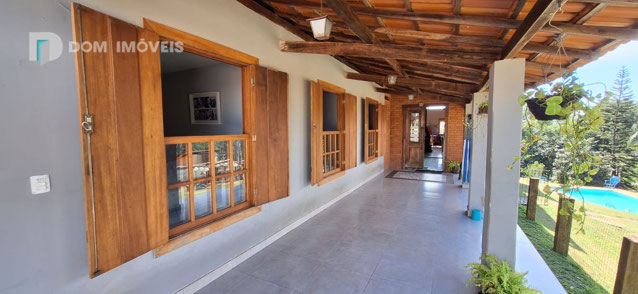 Garagem Coberta com 2 vagas.