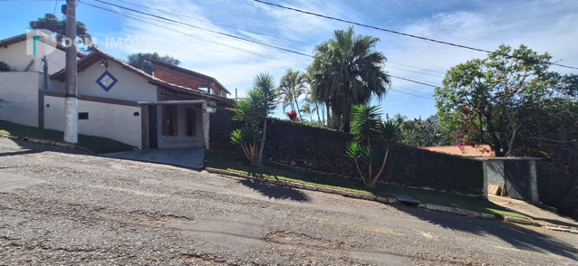 Imóvel todo murado e com portões.