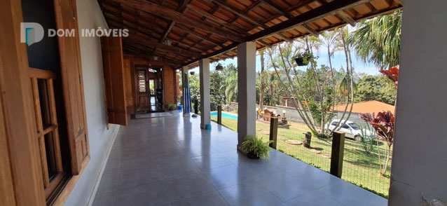 Garagem coberta 2 vagas.