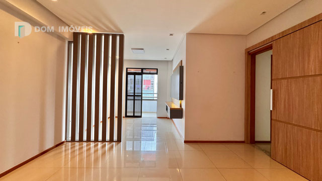 Sala com acesso a varanda