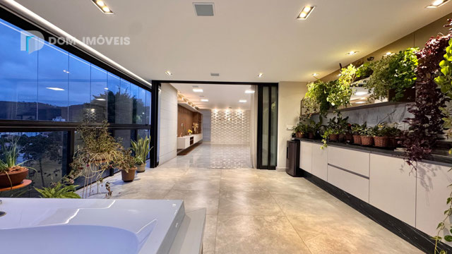 Integração com sala é vista 180 graus para o bairro