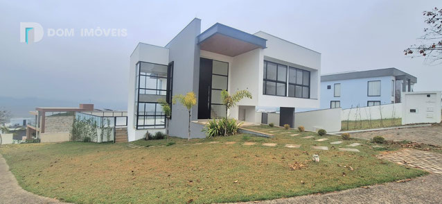 Fachada com uma Arquitetura elegante.