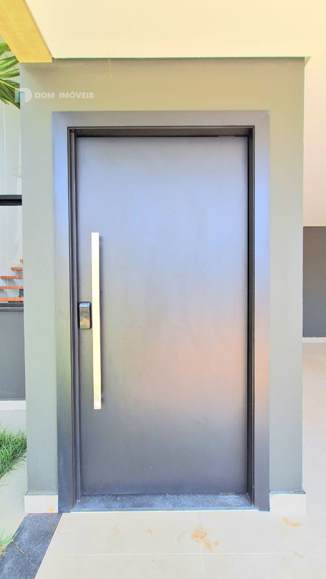 Porta com fechaduras digital.