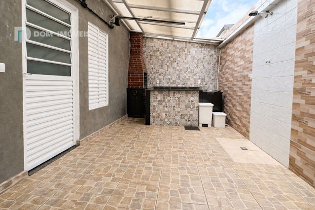 Área externa com teto retrátil