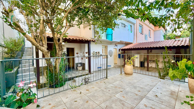 Área com vista pro Gourmet e pro terreno.