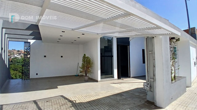 Garagem com portão eletrônico.
