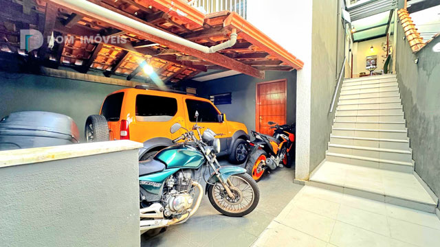 Garagem pra 1 carro e 2 motos.