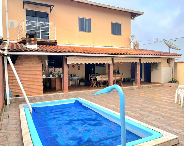 Piscina com Cascata.