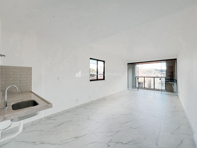 Sala e quarto integrados com a cozinha e a varanda gourmet