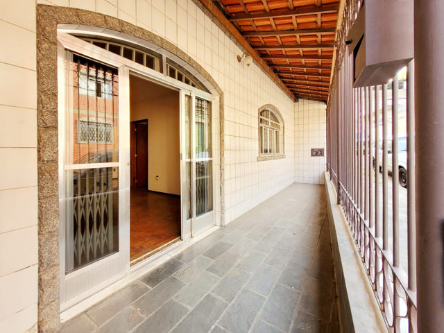 Casa com 4 quartos para Venda no bairro Lourdes em Juiz de Fora, MG